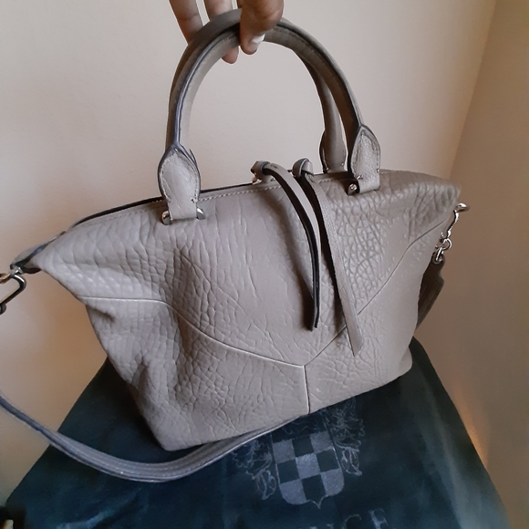 Vince Camuto Handbags - Vince Camuto satchel with shoulder strap